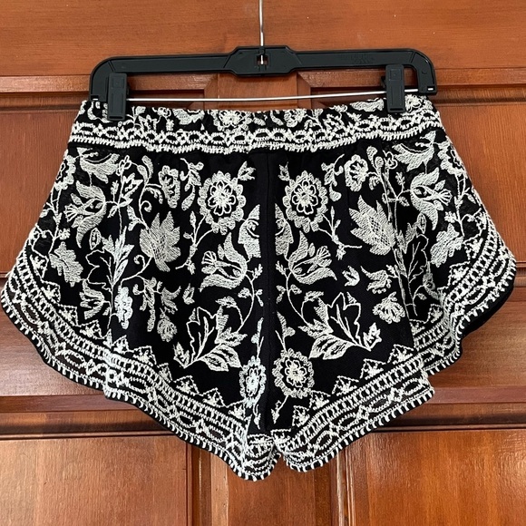 Urban Outfitters Ecote Embroidered Shorts - Picture 3 of 10